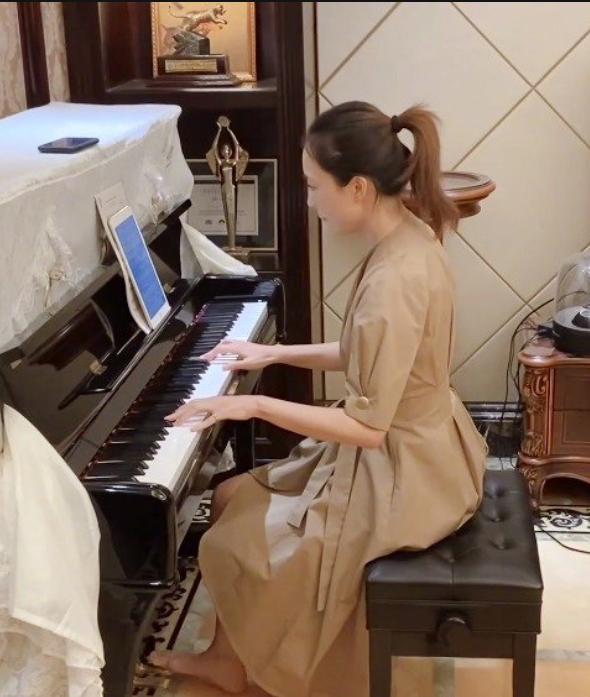 简一  正在直播中......